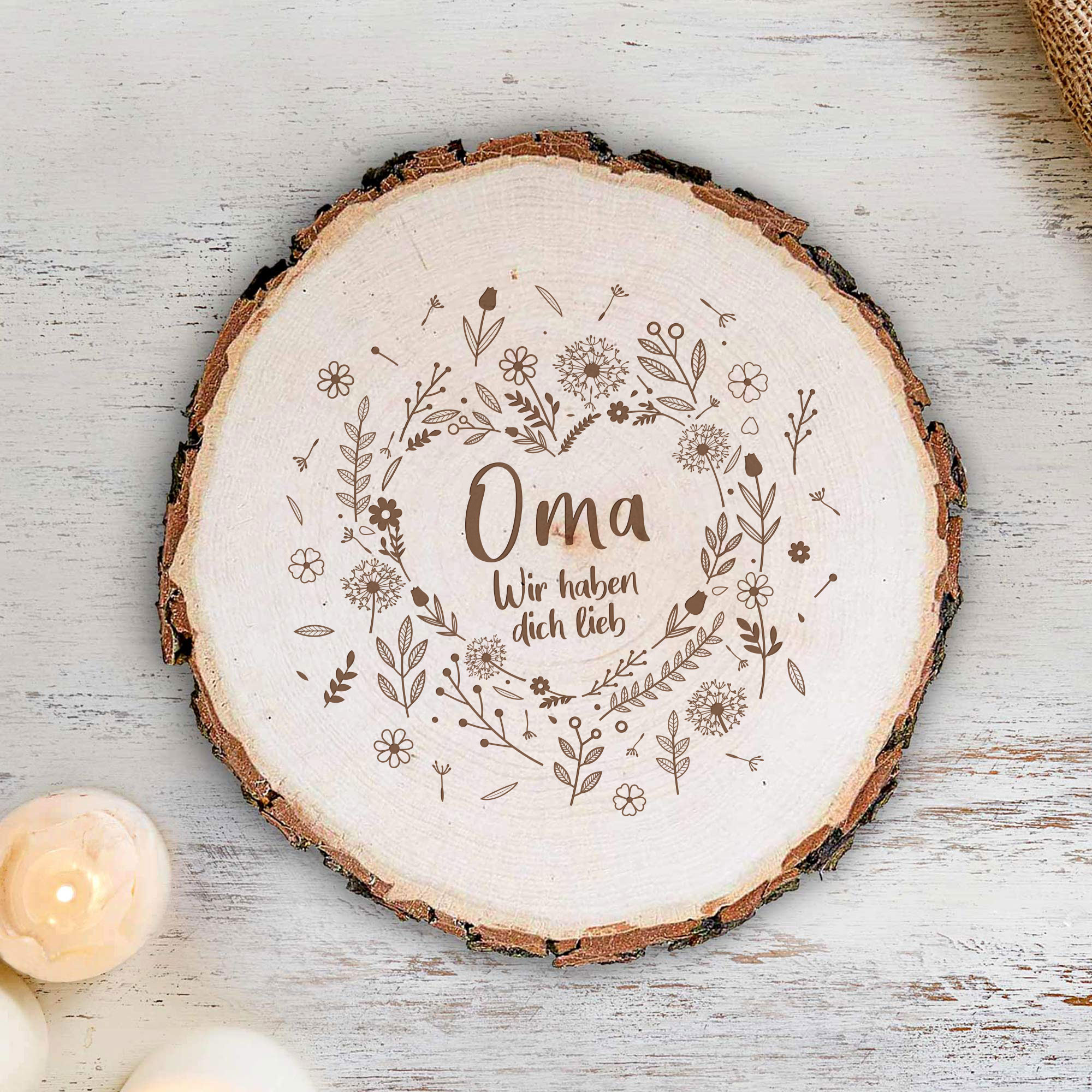 Holz Dekoscheibe mit Gravur für Oma, Rindenscheibe als Geschenkidee für Oma, Rundscheibe mit Blumenherz Motiv, Natürliche Astscheibe mit Rinde